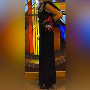 Very elegant black size 4 dress.